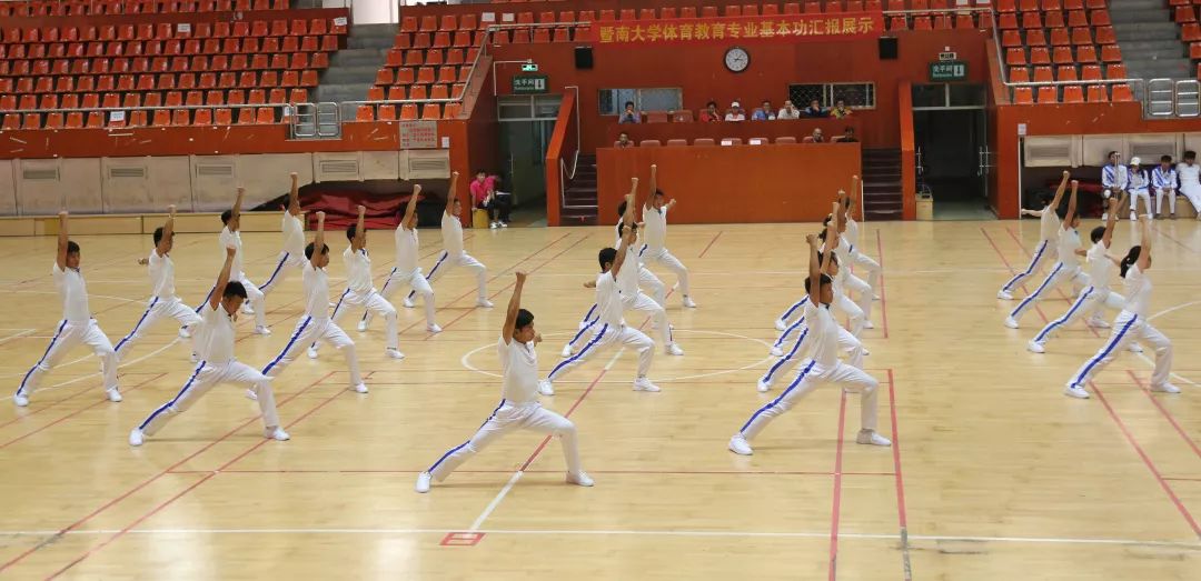 学生体操技巧展示图_体操的技巧_体操技巧展示图学生图片