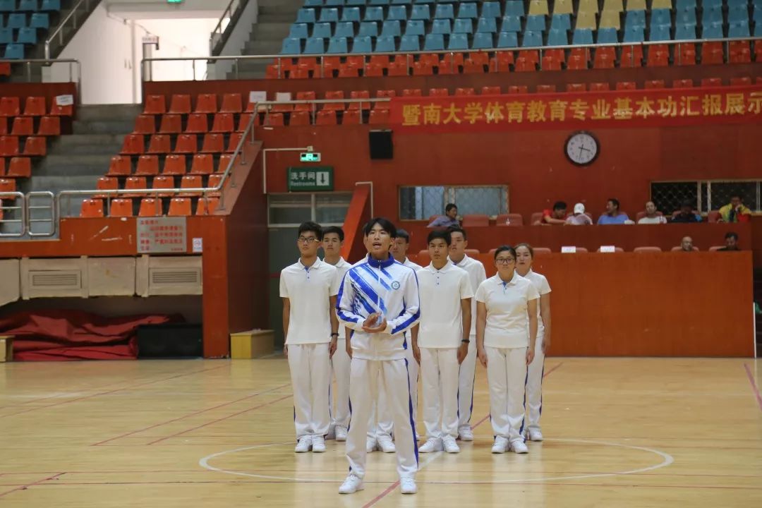 学生体操技巧展示图_体操的技巧_体操技巧展示图学生图片